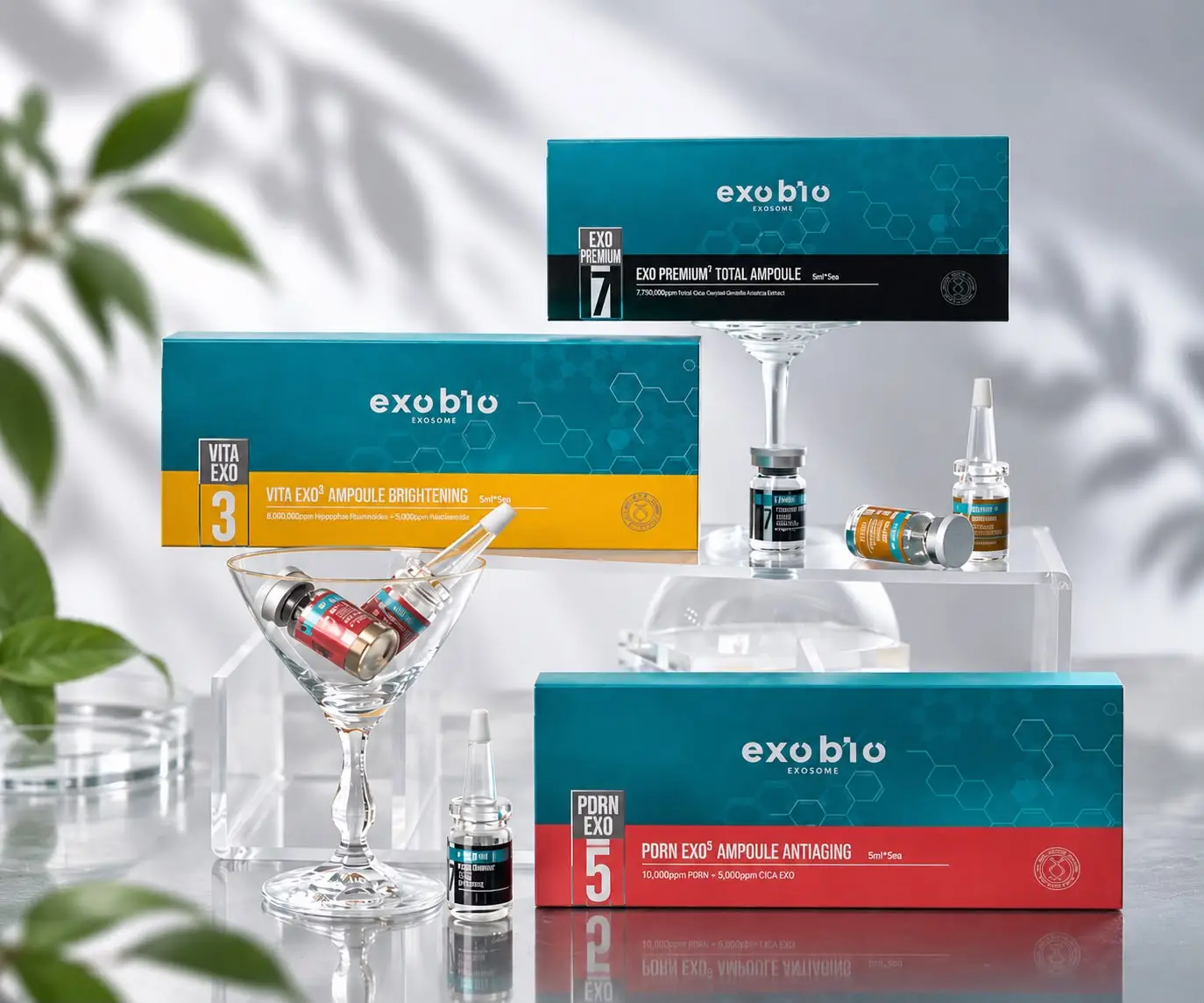 EXOBIO Verpackungen von VITA EXO3, PDRN EXO5 und EXO Premium 7 mit Ampullen auf hellem Untergrund
